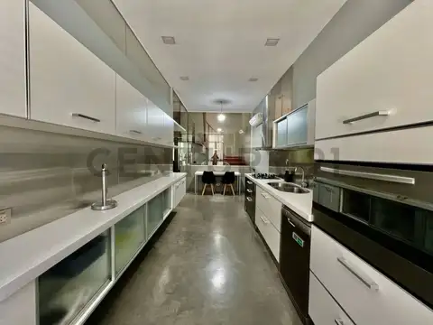 Casa en Venta con 2 cocheras