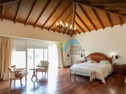 Casa en Venta con 2 cocheras