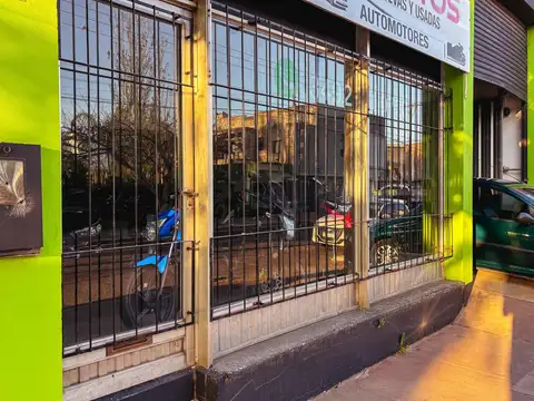 Dos galpones conectados en zona estratégica