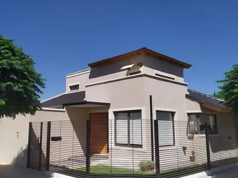 MAGNÍFICA CASA ESQUINA  CON LOCAL - LA CONSULTA