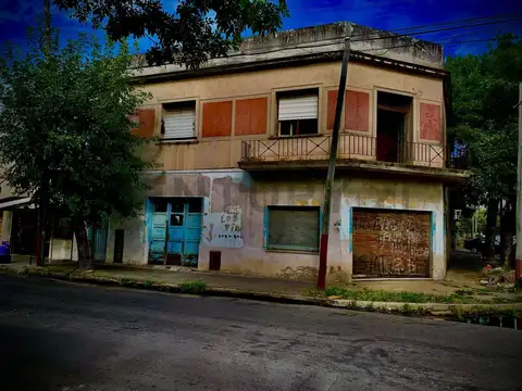 Casa de 5 ambientes a reciclas, mas local comercial