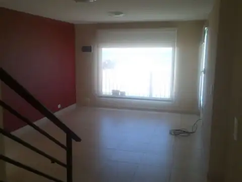 Retasada! Gran oportunidad de inversión! Casa y dos deptos.