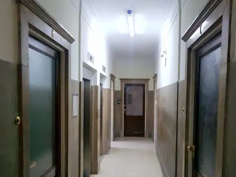 Av. Roque Sáenz Peña (Diagonal Norte) al 700 esquina Maipú. Piso 7. 69 m2 totales y cubiertos. 3 despachos. 2 baños. Recepción. Doble entrada. Impecable. Totalmente reciclada. Amoblada. Calefacción central. Aire split en cada despacho