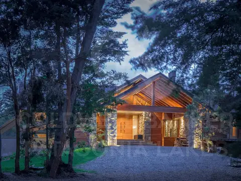 VENTA Casa de lujo 552 m2 lote 2242 m2 barrio cerrado con vistas 360 a los lagos Villa la Angostura
