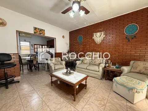 Casa 4 ambientes con 2 baños