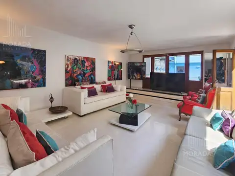 Casa 8 ambientes con 5 baños