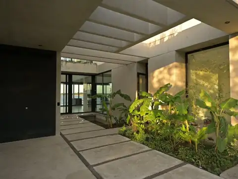 Casa en Venta con 2 cocheras
