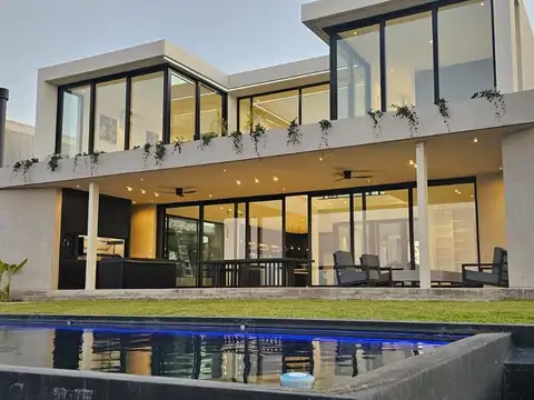 Casa 7 ambientes con 5 baños