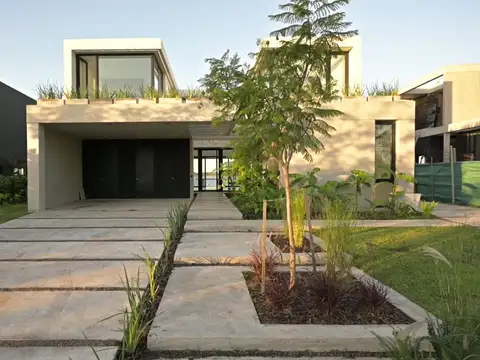 Casa 7 ambientes con 5 baños