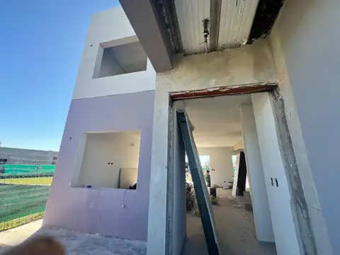 Casa 5 ambientes con 4 baños