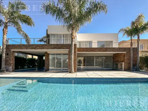 Casa en venta, sobre lote al agua en Santa Barbara