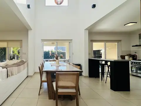 Casa 5 ambientes con 3 baños