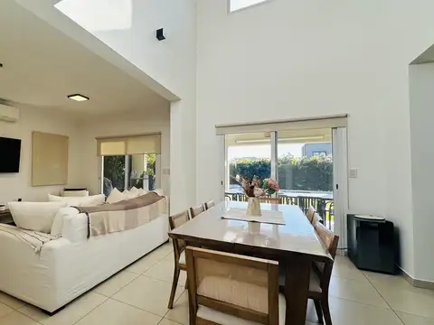 Casa en Venta con 2 cocheras