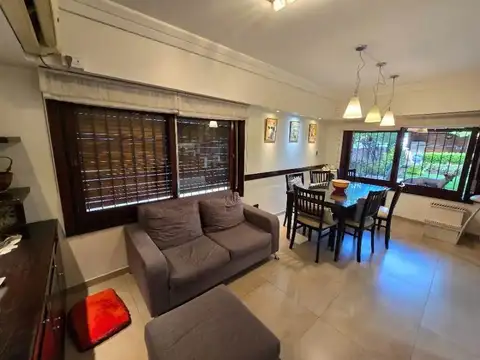 VENTA DUPLEX EN ESQUINA DE 5 AMBIENTES AL FRENTE CON FONDO LIBRE Y QUINCHO CON PARRILLA. VILLA SARMIENTO