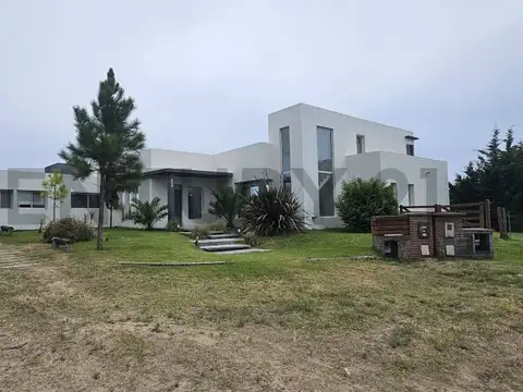 Casa 6 ambientes con 5 baños