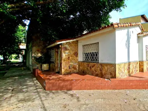 CASA 2 DORMITORIOS Y GARAGE A RECICLAR