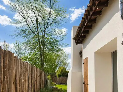 Casa en Alquiler con 3 cocheras