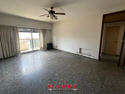 VENTA • FLORES • CUATRO AMBIENTES • BALCON • COCHERA• APTO A CREDITO