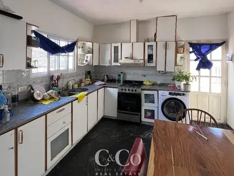 Casa 8 ambientes con 2 baños