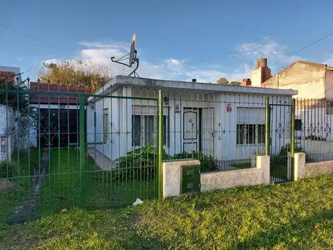 Venta casa 3 ambientes con patio y cochera