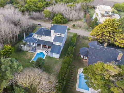 Casa 7 ambientes con 4 baños