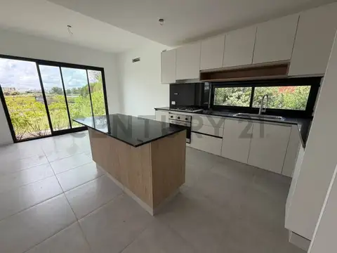 VENTA CASA DE 6 AMB C/ PILETA - ACEPTA PERMUTA - CANTON BARRIO GOLF - ESCOBAR -