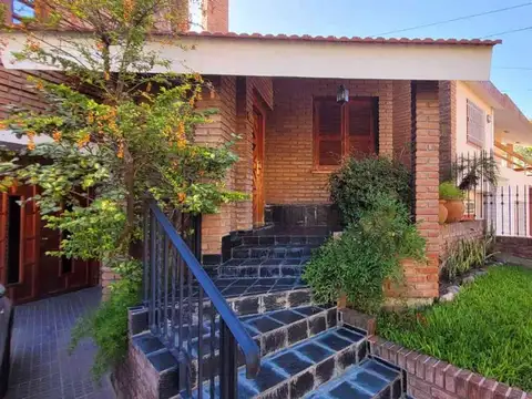 Casa 8 ambientes con 4 baños