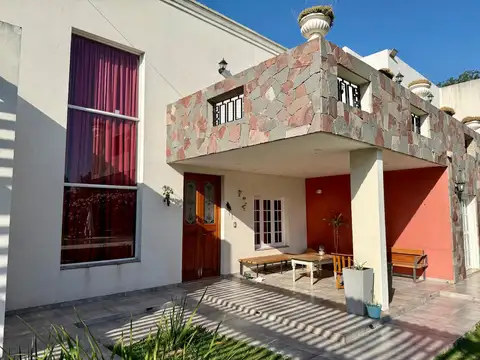 Casa 5 ambientes con 3 baños