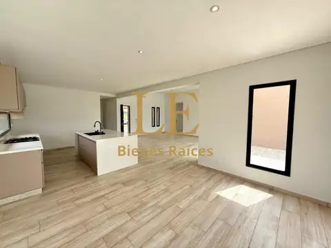 Casa en Venta con 4 cocheras