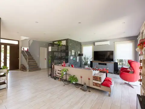 Casa 5 ambientes con 4 baños