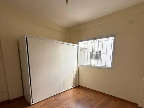 impecable 3 amb, excelente ubicación a una cuadra de UNLaM