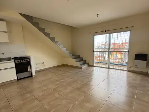 impecable 3 amb, excelente ubicación a una cuadra de UNLaM