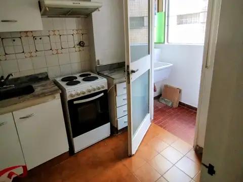 3 Ambientes, frente con cochera fija y espacio guardado art. deportivos.