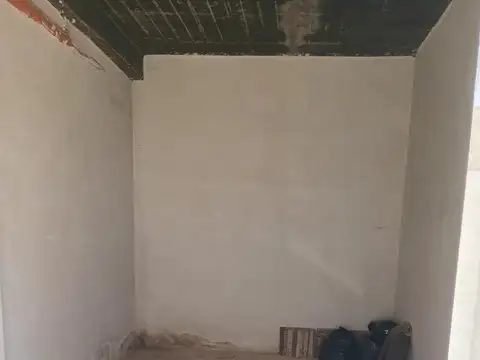 VENTA COCHERA BAJO EDIFICIO AMPLIA Y CERRADA