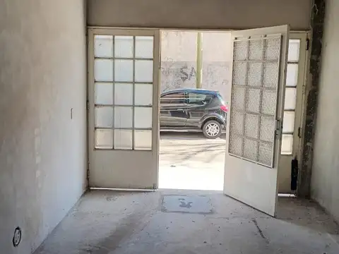 VENTA COCHERA BAJO EDIFICIO AMPLIA Y CERRADA
