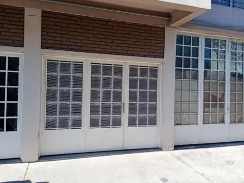 VENTA COCHERA BAJO EDIFICIO AMPLIA Y CERRADA