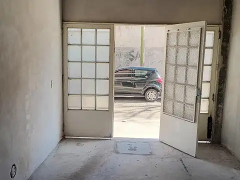 VENTA COCHERA BAJO EDIFICIO AMPLIA Y CERRADA