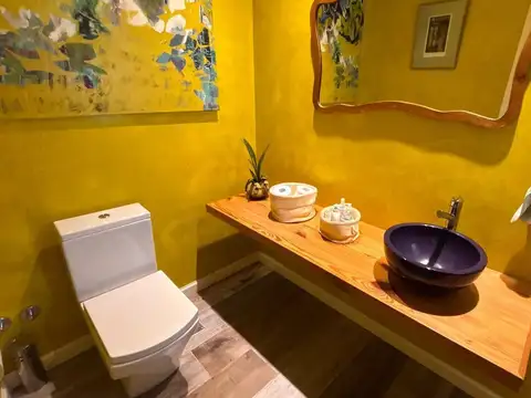 Casa 8 ambientes con 2 baños