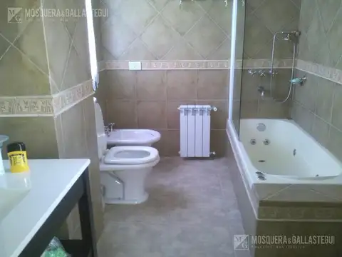 Casa en Alquiler Temporal con 4 cocheras