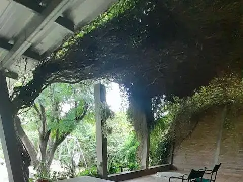 Venta de casa  3 dorm. fondo, garage, a 2 cuadras de Av. J. Newbery