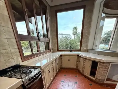 Casa en Alquiler con 5 cocheras