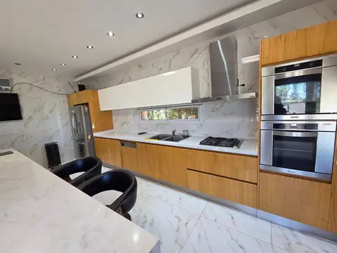 Casa 7 ambientes con 4 baños