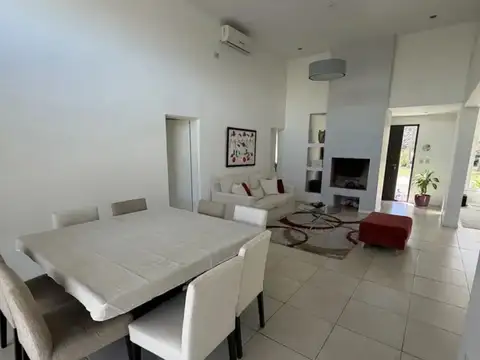 Casa en Alquiler Temporal con 2 cocheras
