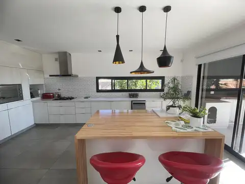Casa en Venta con 2 cocheras
