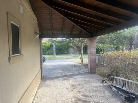 Casa en Alquiler con 3 cocheras