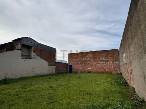 Venta de Lote con estructura de galpón, Don Emilio,  Mar del Plata.