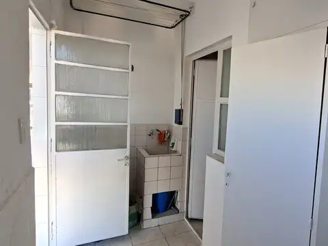 Piso de 3 amb con dependencia - balcon - al frente  corrido - muy luminoso