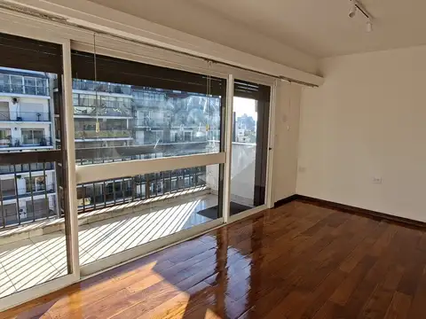 Piso de 3 amb con dependencia - balcon - al frente  corrido - muy luminoso