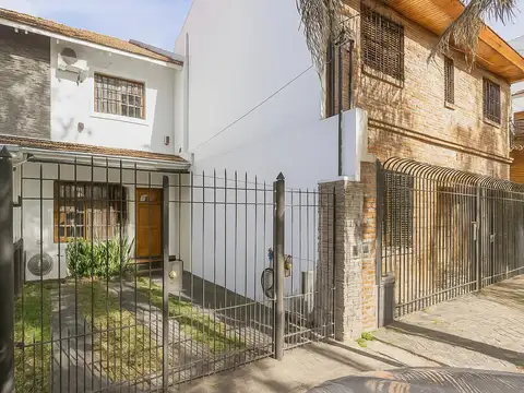 EXCELENTE DUPLEX A LA VENTA DE 3 AMBIENTES MAS PLAYROOM. PROXIMO AL CENTRO COMERCIAL DE BALLESTER