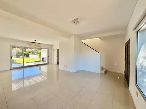 Casa 4 ambientes con 3 baños